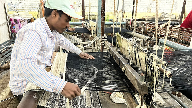 天然素材を人の手で織り上げる、ラグの産地・インドのこと。