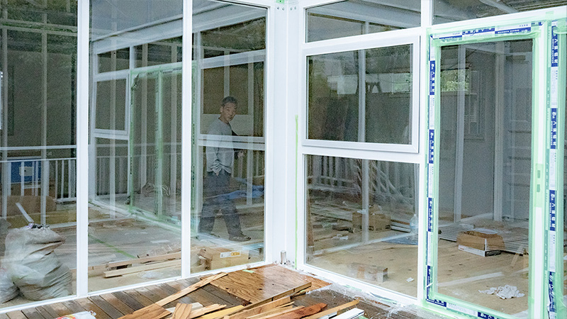 ラグのある暮らしを訪ねて。vol.07　古物商・江畑功さんと輸入代理店勤務・泊里美さん〈後編〉